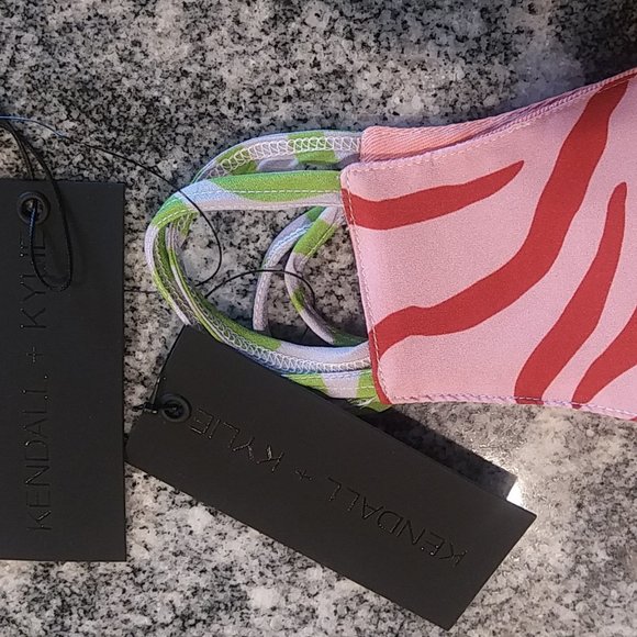 KENDALL + KYLIE Face Mask. 2 x Reusable Face Masks as pictured. - Picture 6 of 6